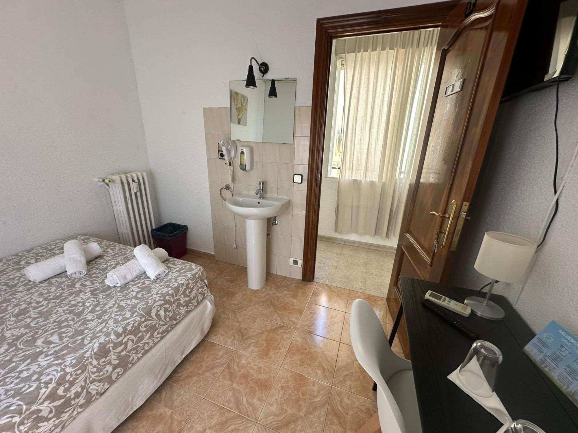Hostal Arrate Madrid Exterior photo