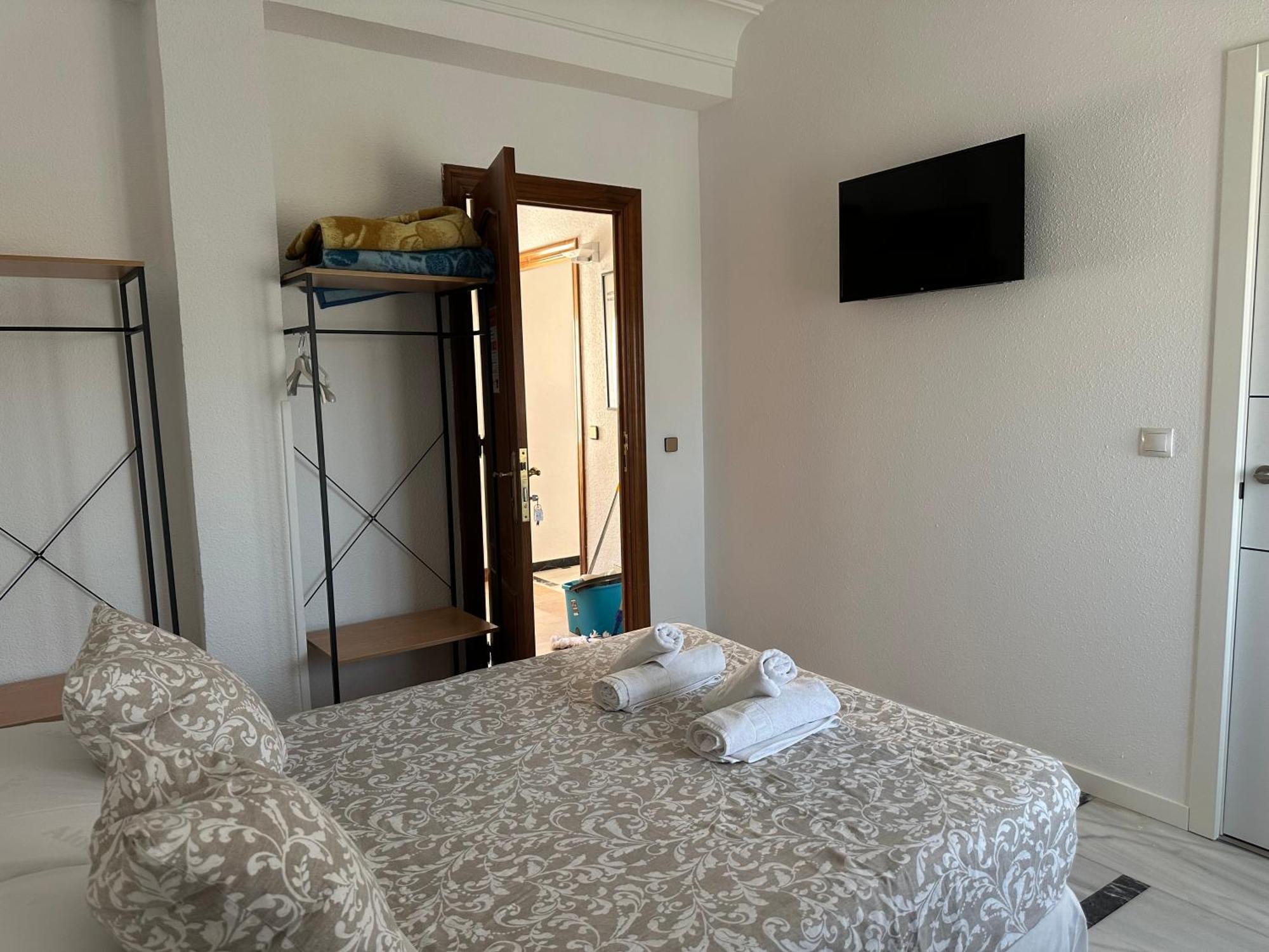 Hostal Arrate Madrid Exterior photo