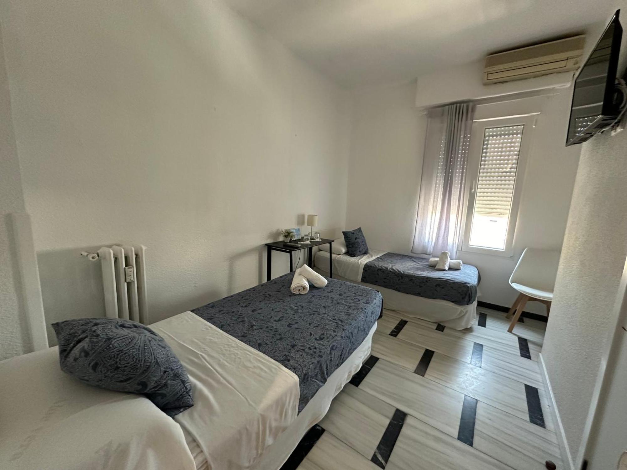 Hostal Arrate Madrid Exterior photo